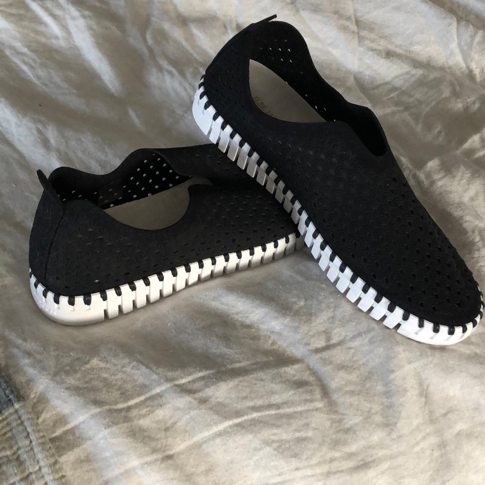 Isle Jacobson Tulip flats size 10/40 black